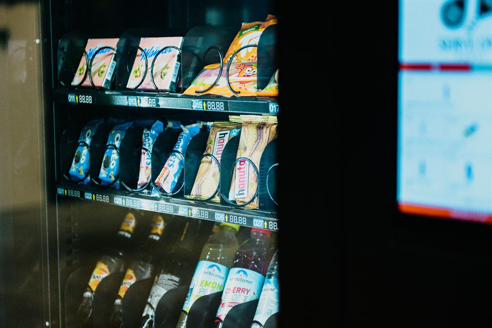 Automat mit Bällen und Getränken in der Halle